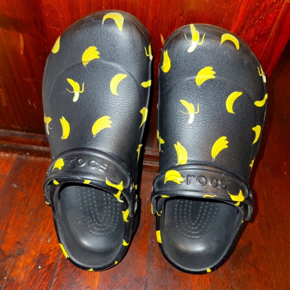 COPY - Crocs color negro con figurillas de bananos